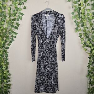 Talbots | Black & White Geometic Sheath Dress w/ Long Sleeves & Plunge Neckline